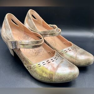 Taos Footwear Shimmering Gold Mary Jane Heels